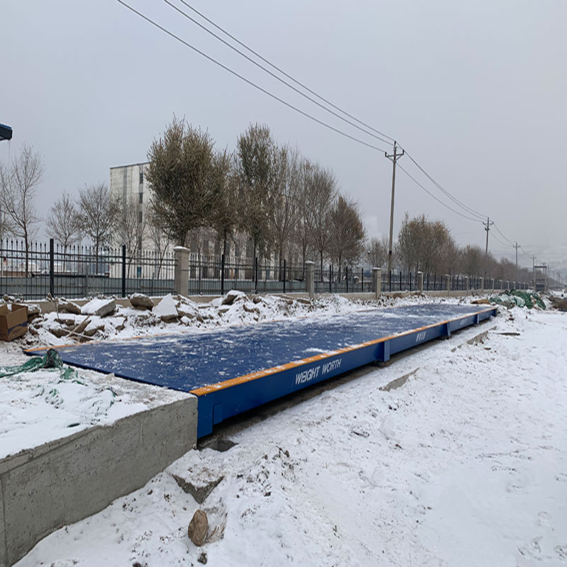 青海西寧地磅電子汽車衡3.4*22米化工企業專用地磅客戶安裝現場